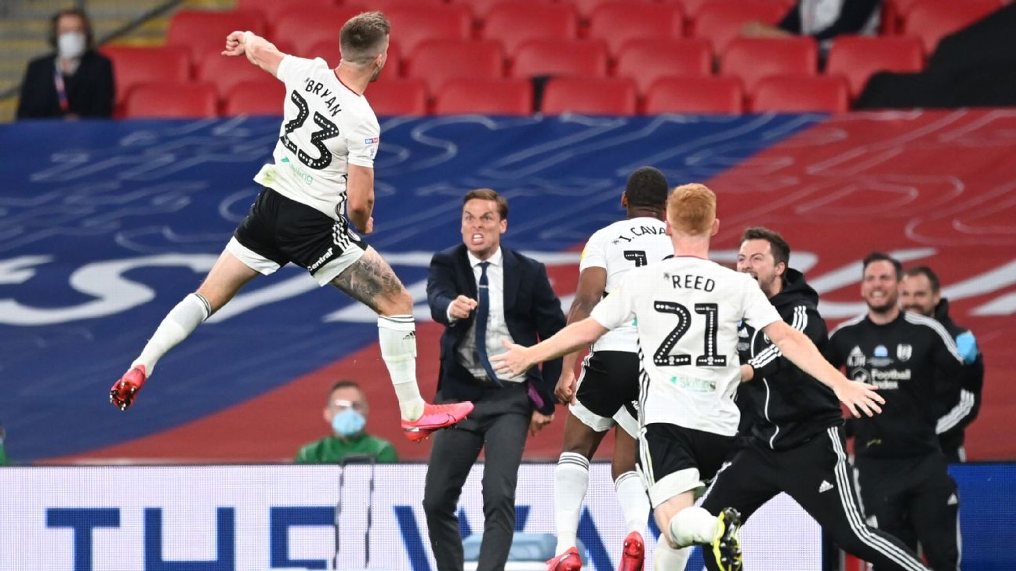 她以优异的 她以优异的